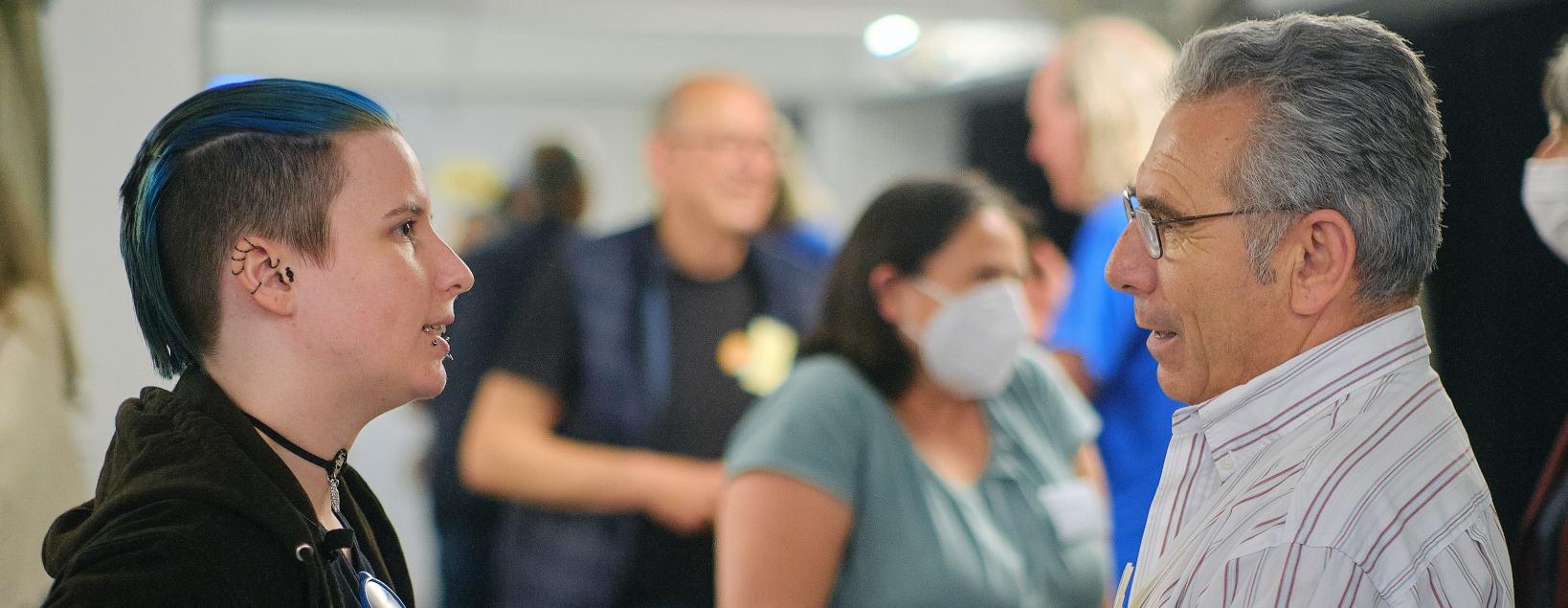 header_komm.jpg Zwei Bürger:innen sprechen miteinander